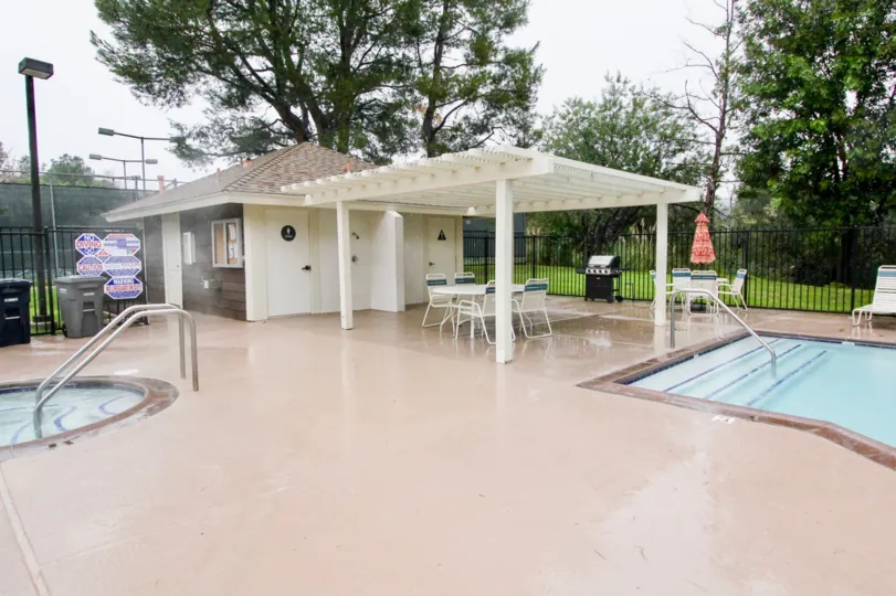 the Sycamore Glen is a swimming pool of the lake forest city in california