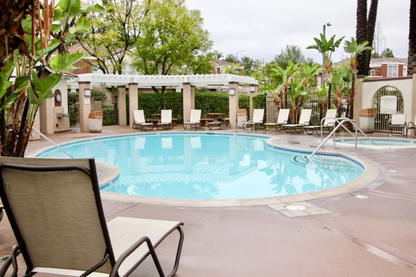 THE FLAT IN THE The Vineyards WITH THE SWIMMING POOL, CHAIRS, BANANA TREES, PLANTS