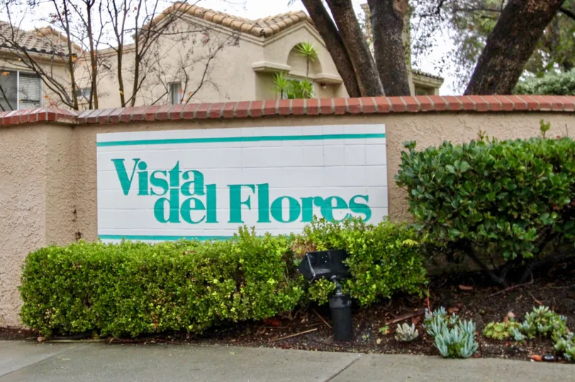 The welcome sign of the Vista Del Flores in Lake Forest, CA