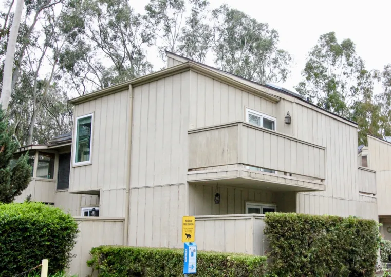 This lovely two story dwelling located in the Vista Verde Townhome community of Lake Forest, Calilfornia offers a lush landscape and tranquil view.