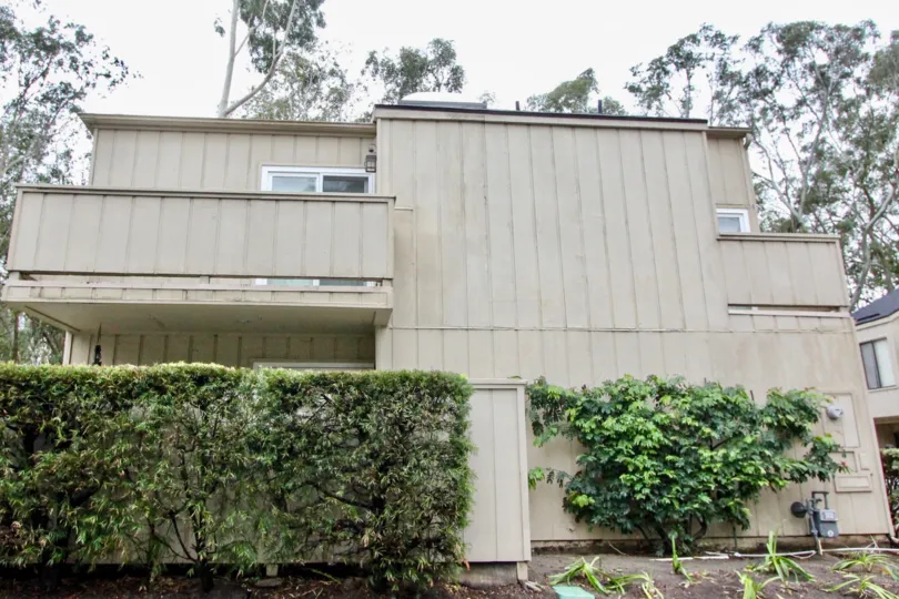 ultra modern home with lush grennery and balcony in Viste verde townhome communtiy in Lake Forest California