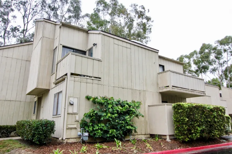 Back view of the huge building with wooden material in Vista Verde Townbhomes.