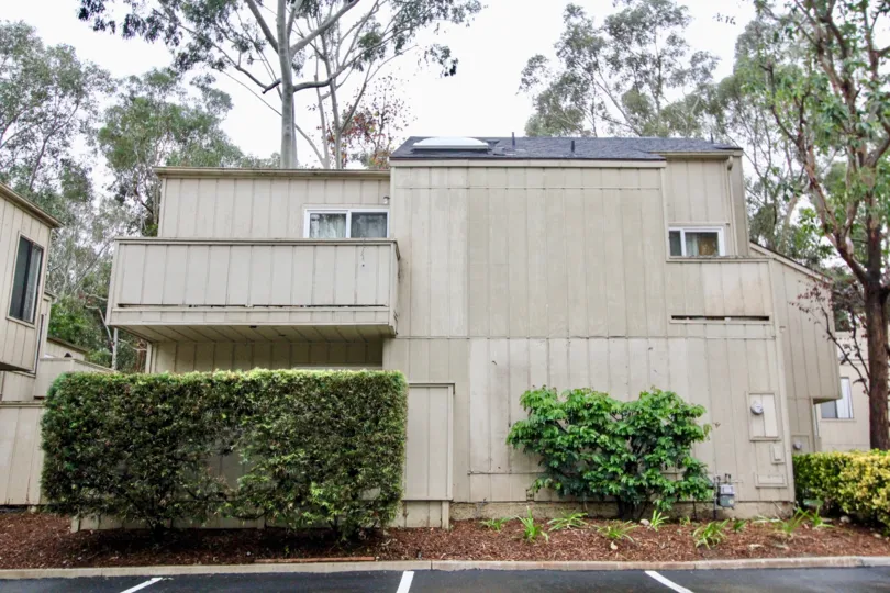 Rainy and hedges at Vista Verde Townhomes in Lake Forest, CA