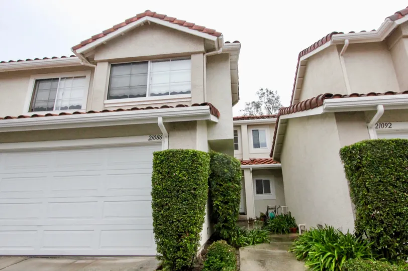 Beautiful front view with plants and parking in Willow Glen of Lake Forest