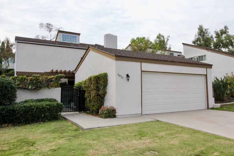 Hedges and lawn in Aegean Heights in Mission Viejo, CA