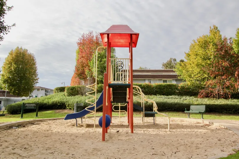 THE HOUSE IN THE ALISO VILLAS WITH THE PARK, BENCH