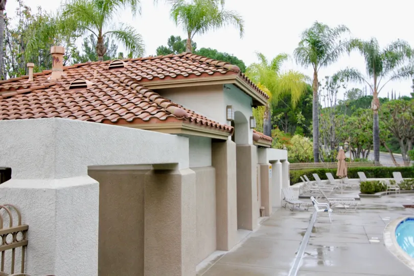 THE FLAT IN THE CALIFORNIA COURT WITH THE SWIMMING POOL, PLANTS, TREES