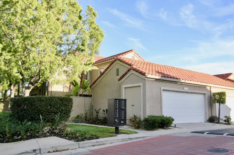 THE ESTATE IN THE Coral Gardens WITH THE ELECTRONIC BOX, TREES, PLANTS