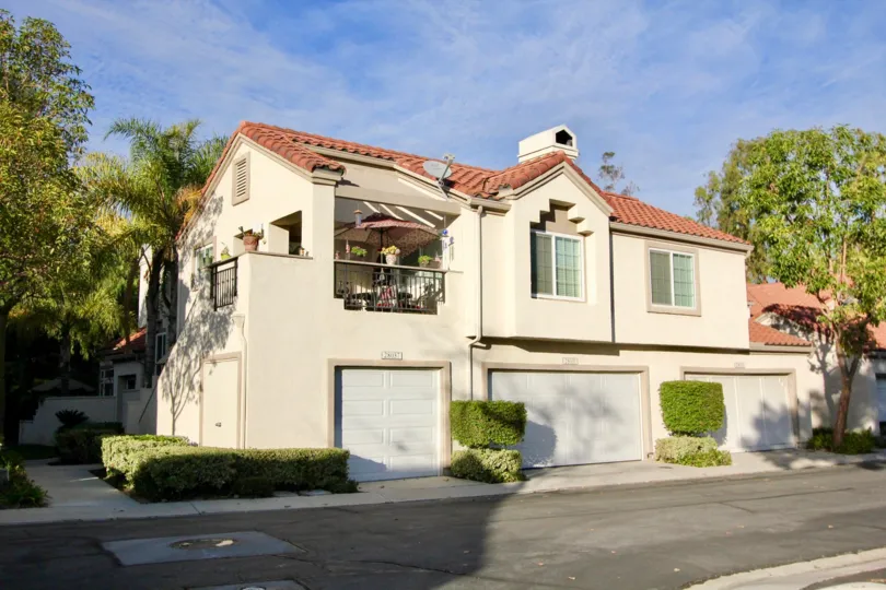Coral Gardens Mission Viejo IS large refreshing pool, well equipped fitness center, on-site laundry room, 2 sun decks, Koi pond with a water fall and soothing water fountain. Coral Gardens features lush tropical landscaping in a quiet, Kitchens have been 