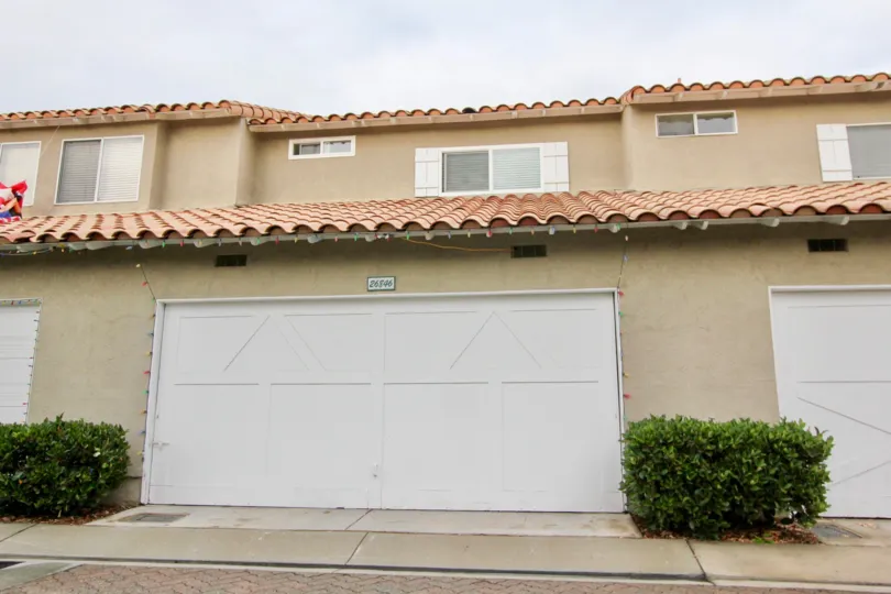 Emerald Pointe real estate is conveniently close to schools, entertainment, freeways, parks and schools.