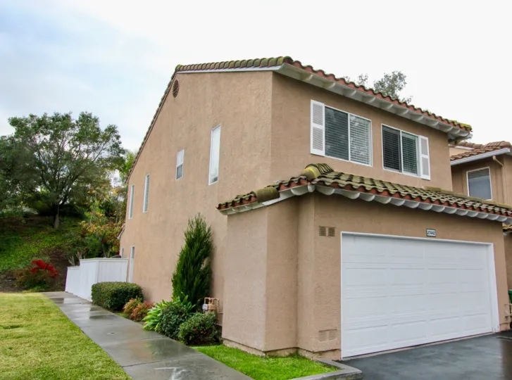 Emerald Pointe real estate is conveniently close to schools, entertainment, freeways, parks and schools, and all of the upscale-suburban Emerald Pointe condos for sale have Lake Mission Viejo membership which includes boating, resort-style sandy beaches, 