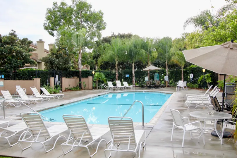 THE APARTMENT IN THE EMERALD POINTE II WITH THE SWIMMING POOL, UMBRELLA, PLANTS