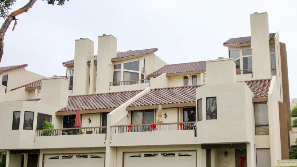 The Finisterra On The Lake condominiums are located in the city of Mission Viejo in the Mission Viejo North area. A gated neighborhood, that includes a swimming pool and access to the Lake Mission Viejo and it's beaches, The Finisterra On The Lake complex