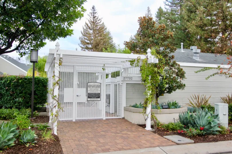 THE 27732 APARTMENT IN THE HIGHLAND PARK WITH THE GATE, PLANTS, TREES