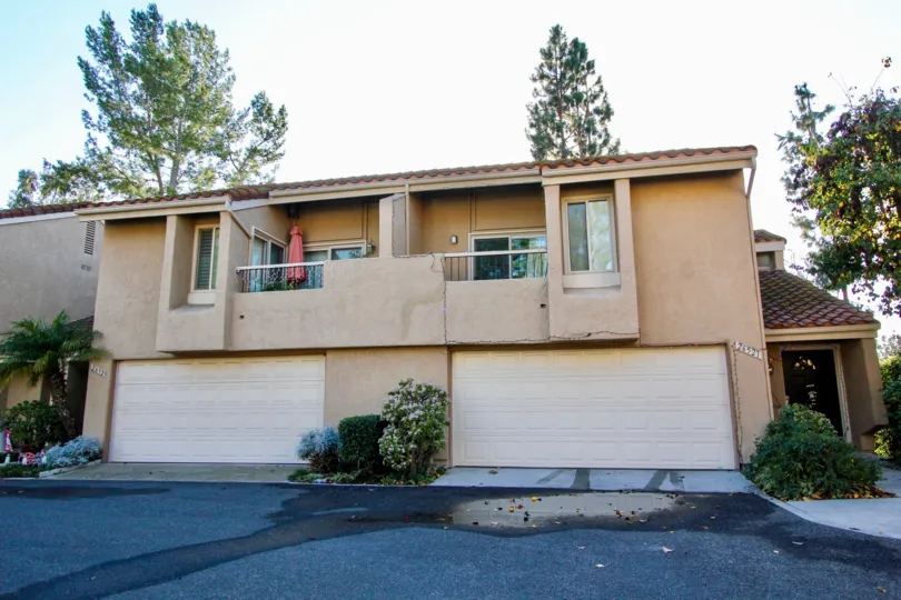 Brown color home with two balconies and parking in La Mancha.