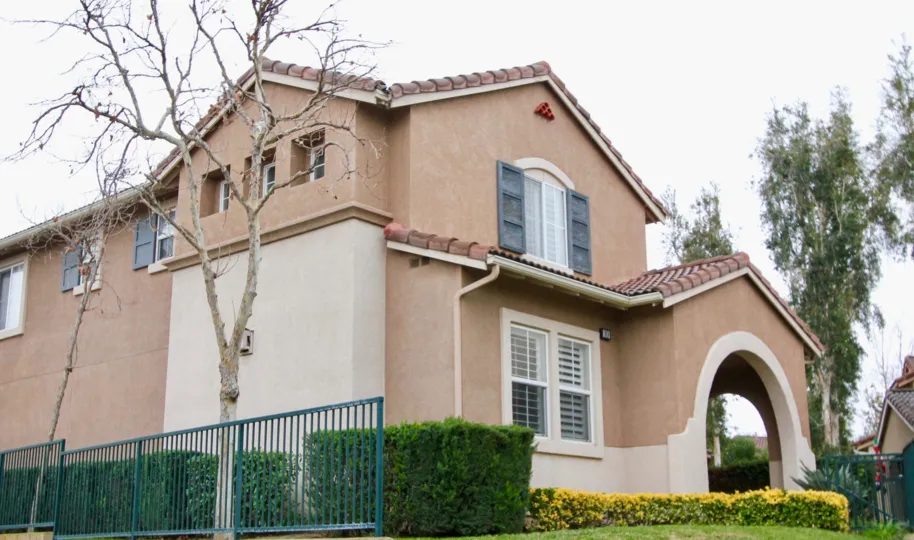 THE APARTMENT IN THE MAGDALENA WITH THE FLOWER PLANTS, STEEL GATE, LAWN, FIGTREE