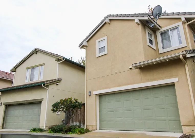 Two colored houses next to each other in Magdalena in Mission Viejo, CA
