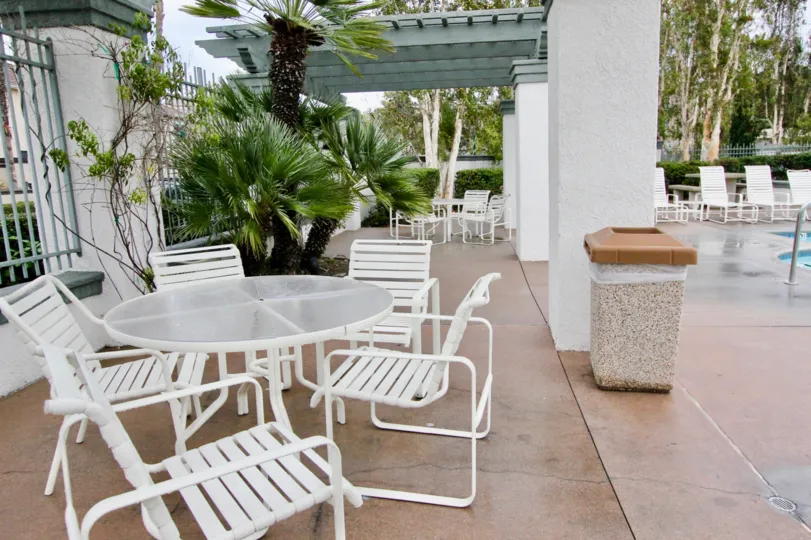Well structured chair with table in Melrose City Viejo