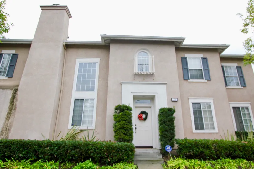 Lawn and front door of Melrose apartment in Mission Viejo, CA