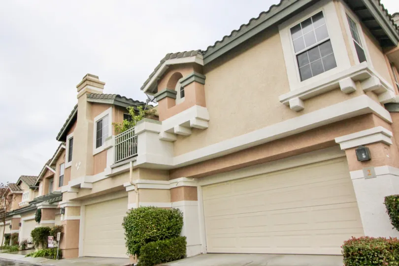 spacious townhomes with big garages and private balconies in the community of mirasol in Misson Vejo California