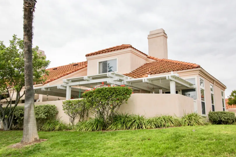 THE HOUSE IN THE PALMIA COURTS 1 WITH THE FLOWER PLANTS, GRASSLAND, TREES