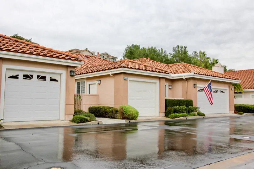 An roofed Palmia Courts 2 houses in Mission Viejo, alifornia