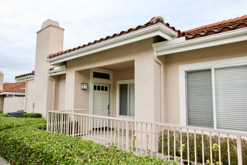 The Palmia Courts 2 Mission Viejo living space with two to three bedrooms, two or two-and-a-half bathrooms and an attached one or two-car garage. Many plans include family rooms and some offer additional features such as a den or cathedral ceilings.