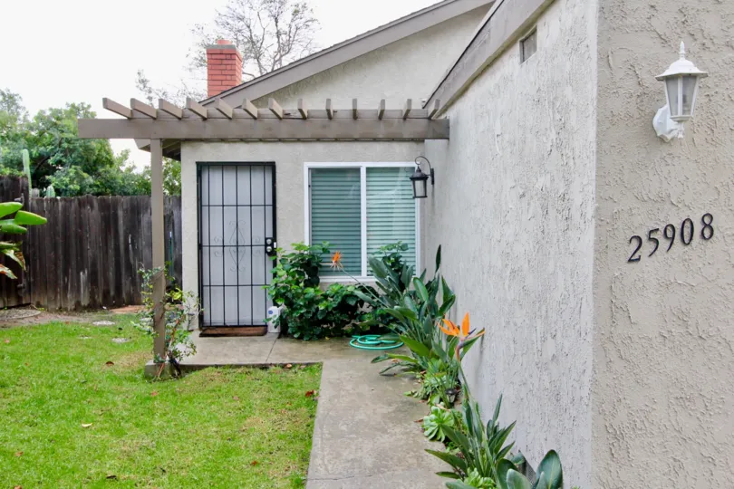THE 25908 FLAT IN THE PHEASAN HILL WITH THE BANANA TREE, PIPE, LAWN