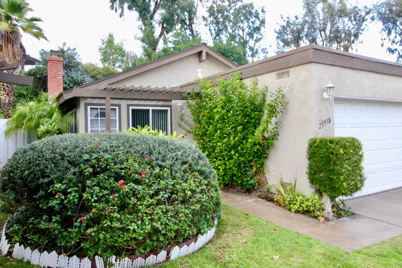 THE 25938 APARTMENT IN THE PHEASANT HILL WITH THE SHUTTER, PLANTS, TREES, LAWN