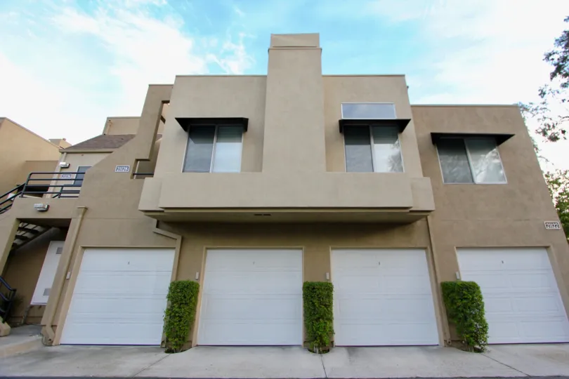 Rainbow Ridge Condos in Mission Viejo, CA. by VINCENT BINDI on APRIL 23, 2007 The desirable Rainbow Ridge Condominiums are located in North Mission Viejo by the intersection of Marguerite Parkway and Santa Margarita Parkway. These sought-after townhomes a