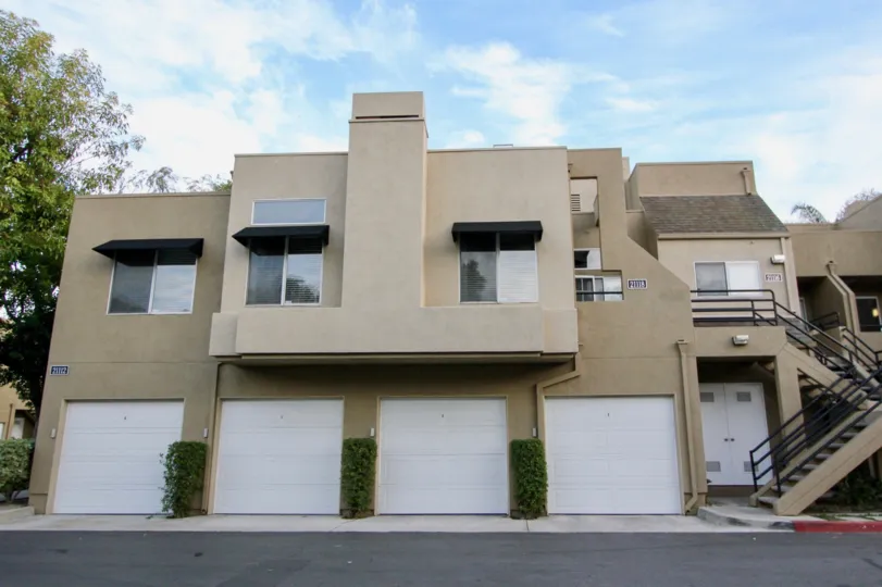 THE 2112 FLAT IN THE RAINBOW RIDGE WITH THE UPSTAIRS, PLANTS, TREES