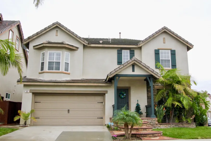 Turnkey Sienna Ridge Condo! Upper carriage unit with nobody living below and tons of windows for natural sunlight. Beautiful crown moldings and designer custom paint throughout. The large master bedroom includes an ensuite bathroom and huge walk-in closet