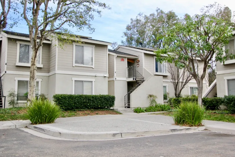 Valencia Mission Viejo Vilamoura IS CONTAIN bedrooms, two and a half bathrooms, a two car direct access garage, a wraparound backyard and more. The kitchen is complete with stainless steel appliances, granite counters with back splash, recessed lights, an