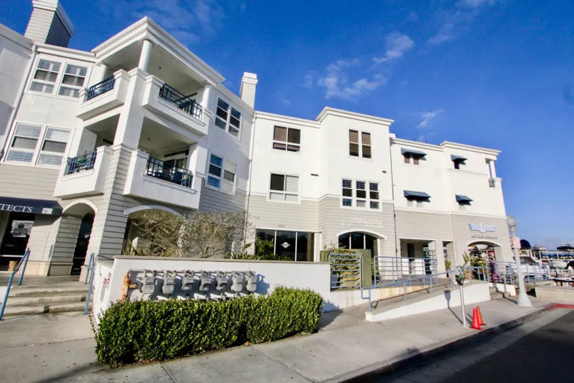 THE HOUSE IN THE 28TH STREET MARINA WITH THE MOTOR, SHOPS, PLANTS, BALCONIS
