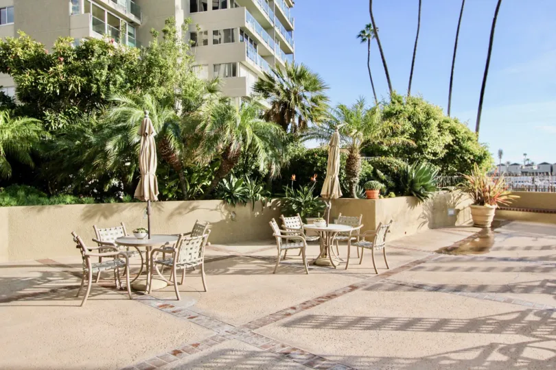 THE PARK IN THE LIDO PARK PLACE WITH THE TABLES, APARTMENT