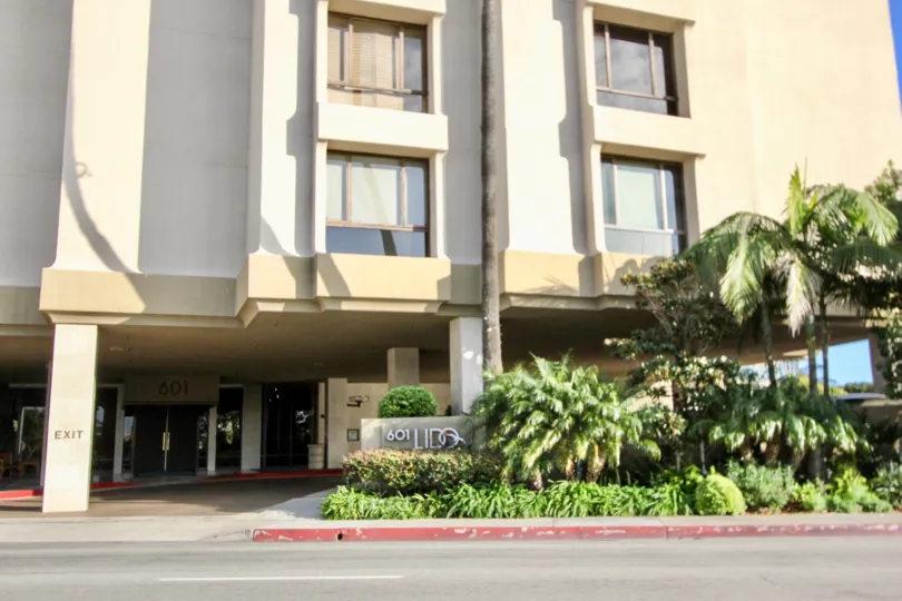 The carport in front of a beautiful hotel in Newport beach