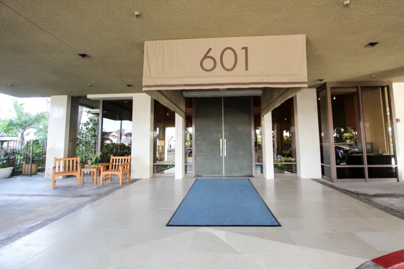 THE 601 BUILDING IN THE LIDO PARK PLACE WITH THE CHAIRS, MAT, GLASS DOORS