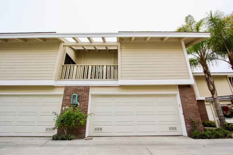 THE HOUSE IN THE BAYSIDE COVE WITH THE SHUTTERS, BALCONI, TREES