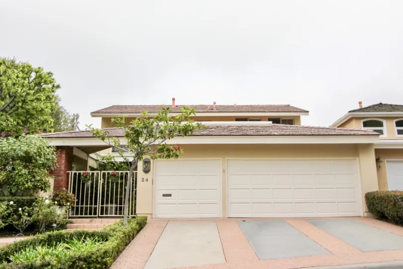 VERY BEAUTIFUL HOUSE WITH NICE GATE INFRONT OF NICE GARDEN WITH GROSS
