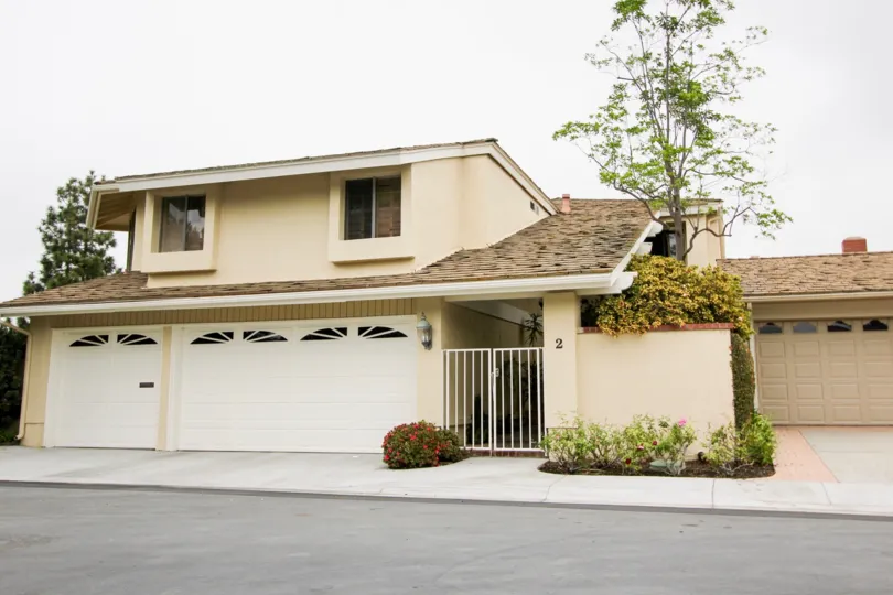 THE 2ND APARTMENT IN THE BIG CANYON DEANE WITH THE TREES, PLANTS, GLASS WINDOW