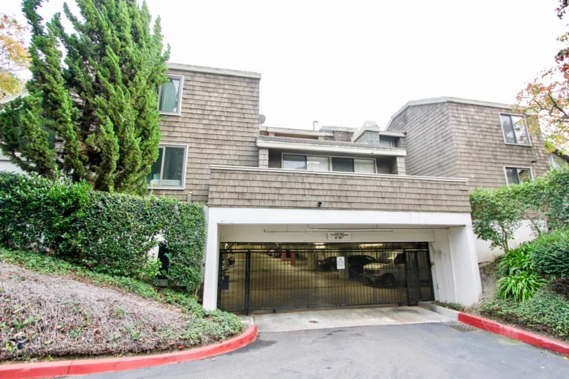 THE HOUSE IN THE BIG CANYON MCLAIN WITH THE CAR PARKING, PLANTS, TREES