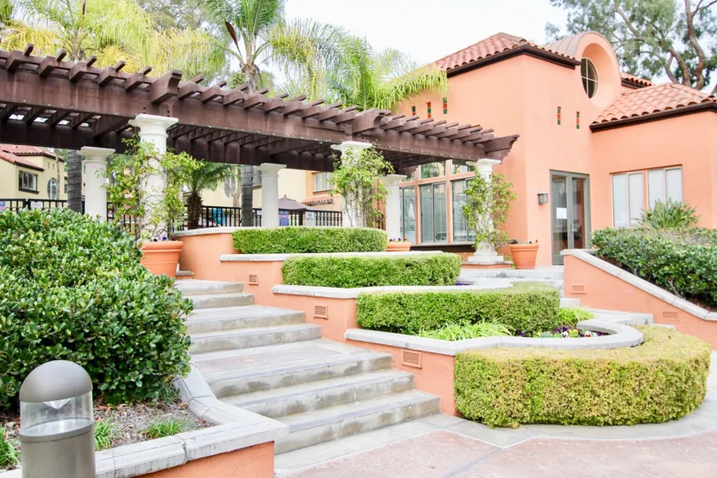 A beautiful garden decoration around the variety house in Big canyon Villas with steps