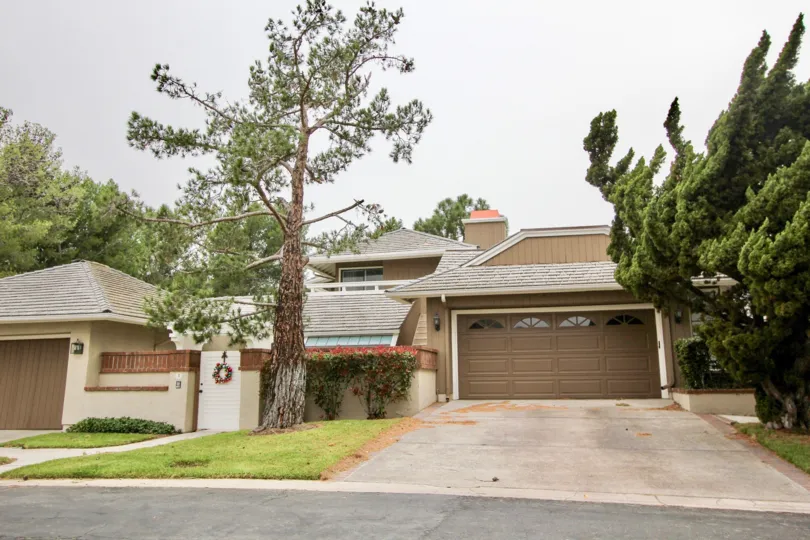 Two side to the gate of Villa in Harbor Ridge Crest has long and wide tree on meadow
