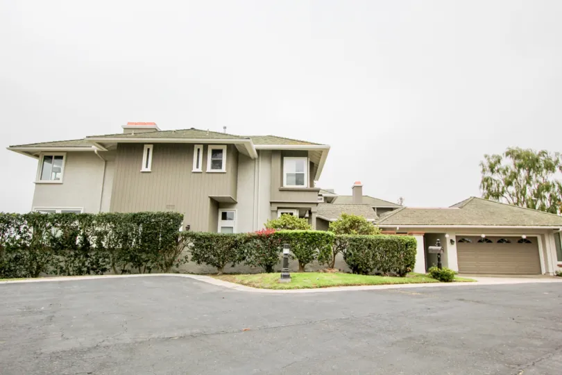 a warm day in the harbor ridge crest with house that has windows on 4