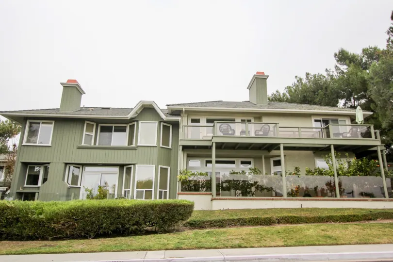 THE BUILDING IN THE HARBOR RIDGE CREST WITH THE GRASSLAND, BALCONI, CHAIRS