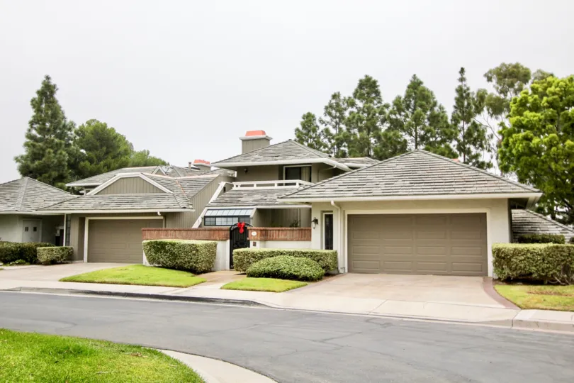 THE HOUSE IN THE HARBOR RIDGE CREST WITH THE SHOPS, LAWN, PLANTS, TREES