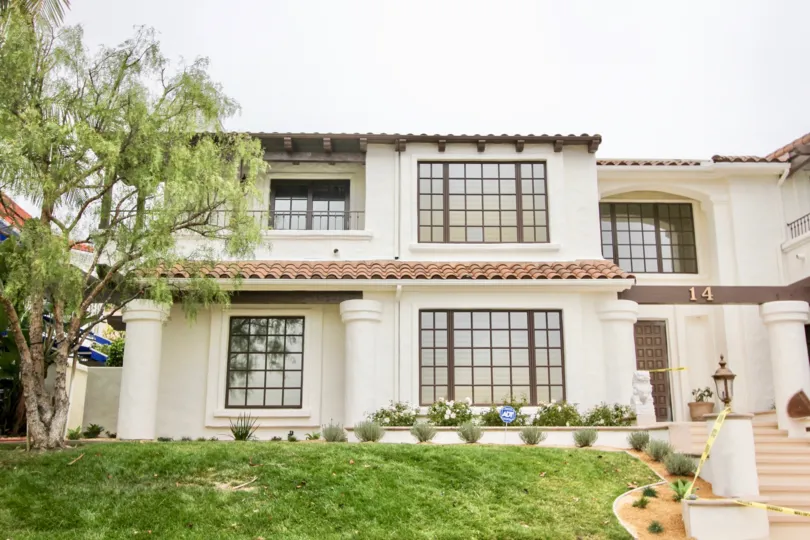 THE 14TH APARTMENT IN THE HARBOR RIDGE ESTATES WITH THE UPSTAIRS, BALCONI, GRASSLAND