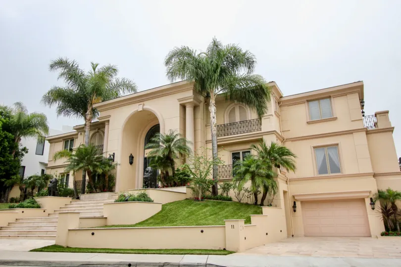 The way to the Apartment in Harbor Ridge Estates has many stairs with trees