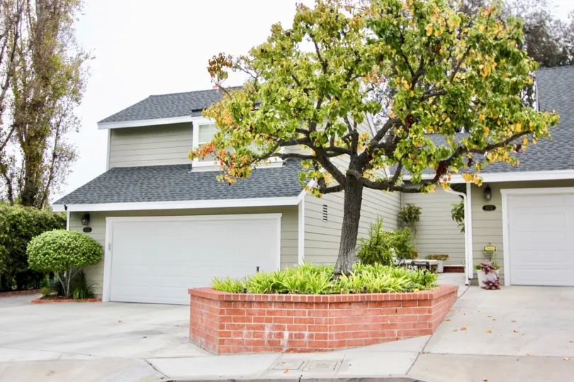 the Harbor View Knoll is a blue berry house of the newport beach in CA