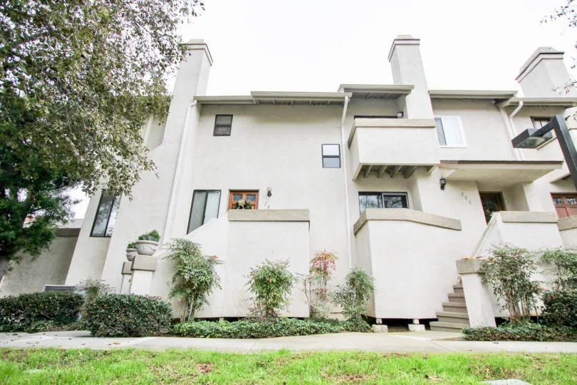 the harbor woods is a camp house of the newport beach in ca